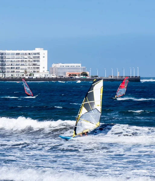 Windsurf Océano Atlántico Islas Canarias Dos Windsurfistas Las Olas Deporte — Foto de Stock