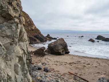 Golden Gate Ulusal Rekreasyon Bölgesi 'nde Muir Sahili yakınlarındaki Korsanlar Koyu boyunca çöp kutusu