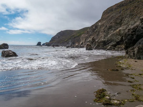 Golden Gate Ulusal Eğlence Bölgesi 'nde Muir Sahili' nde Korsanlar Koyu 'na yakın bir sahil.
