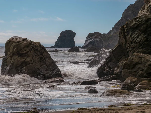 Golden Gate Ulusal Eğlence Bölgesi 'nde Muir Sahili' nde Korsanlar Koyu 'na yakın bir sahil.