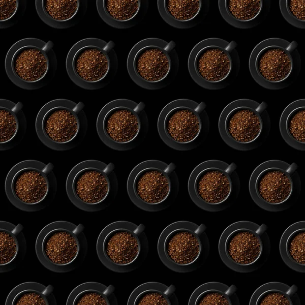 Czarny Wzór Wiele Filiżanek Mieloną Kawą Spodkami Płaskie Leżaki — Zdjęcie stockowe