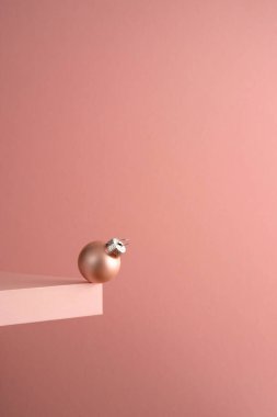 Uçurumun kenarındaki rafta pembe noel balosu