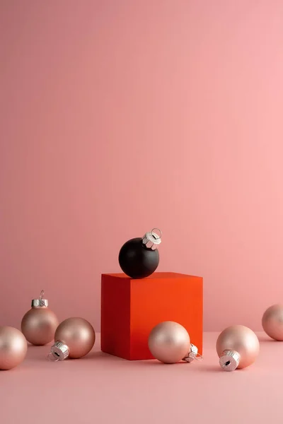 Palla di Natale nero su un cubo rosso è vicino con palle d'oro — Foto Stock