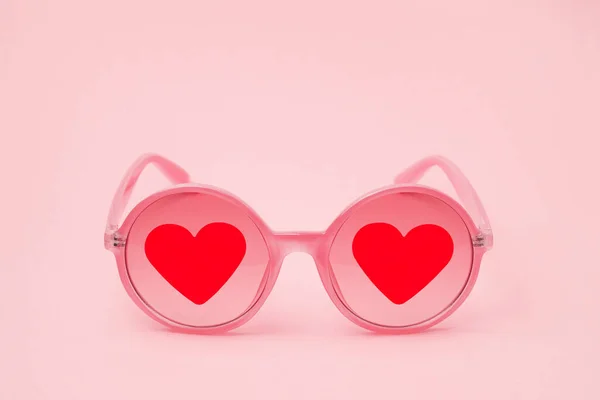 빨간 하트가 그려진 핑크 선글라스, 클로즈업 한 안경 스톡 사진