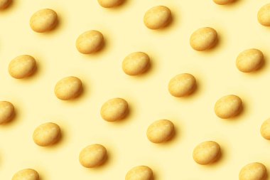 Sarı arka planda Paskalya altın yumurtası deseni