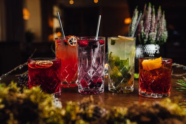 Různé Alkoholické Koktejly Barovém Stole Krásnou Výzdobou — Stock fotografie