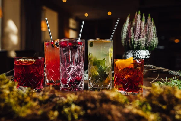 Různé Alkoholické Koktejly Barovém Stole Krásnou Výzdobou — Stock fotografie