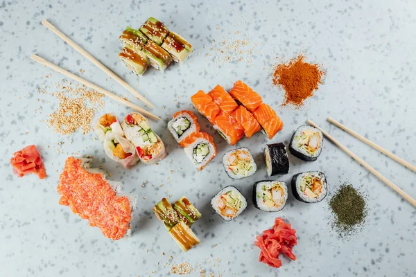 日式寿司食品及色泽鲜亮的餐桌 筷子及配料的近景 — 图库照片