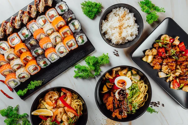 高角形的盘子 桌上有传统的亚洲食物 海鲜和寿司 — 图库照片
