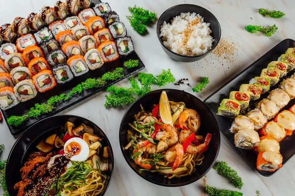 高角形的盘子 桌上有传统的亚洲食物 海鲜和寿司 — 图库照片