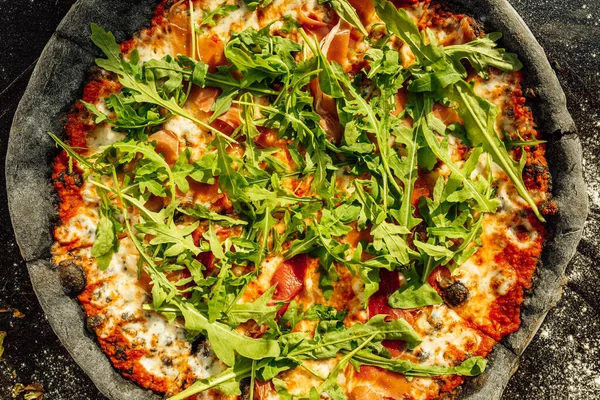 Appetitliche Pizza Mit Schwarzem Teig Und Verschiedenen Gemüsesorten Von Oben — Stockfoto