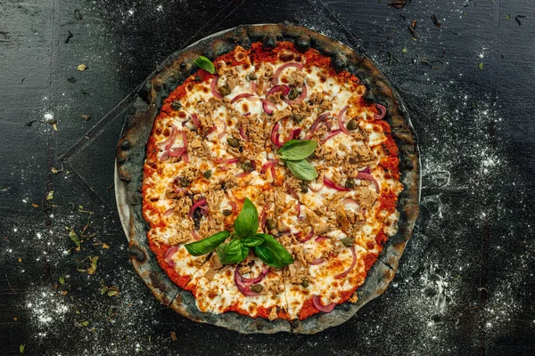 Appetitliche Pizza Mit Schwarzem Teig Und Verschiedenen Gemüsesorten Von Oben — Stockfoto