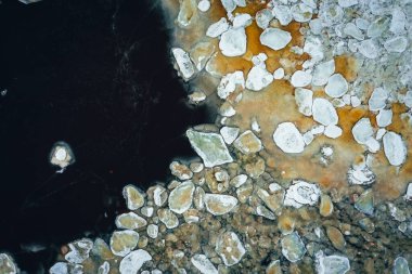 Donmuş deniz suyunun ve kışın buz dokusunun güzel manzarası Baltık Denizi 'nde buzlar yüzüyor