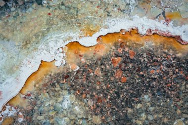 Donmuş deniz suyunun ve kışın buz dokusunun güzel manzarası Baltık Denizi 'nde buzlar yüzüyor