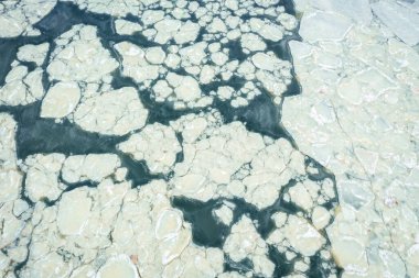 Donmuş deniz suyunun ve kışın buz dokusunun güzel manzarası Baltık Denizi 'nde buzlar yüzüyor