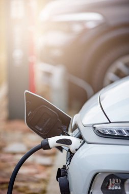 Elektrik kablosu prize takılı şarj istasyonunda EV Car veya elektrikli araba