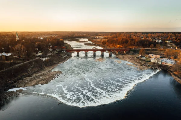 Venta Rapid şelalesinin hava manzarası, Avrupa 'nın en geniş şelalesi, Kuldiga, Letonya