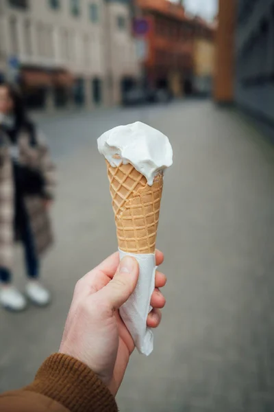 Close Van Een Persoon Met Een Zoete Witte Ijskegel — Stockfoto