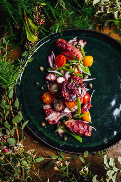 Tengeri Saláta Polip Csáp Zöldségek Asztalon Díszített Zöld Növények Michelin — Stock Fotó