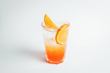 Beyaz arka planda Aperol sprey kokteyli