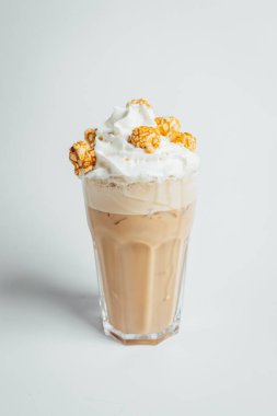 Kremalı ve karamelli patlamış mısırlı buzlu kahve, kahve.