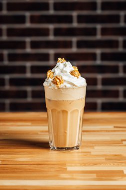Kremalı ve karamelli patlamış mısırlı buzlu kahve, kahve.