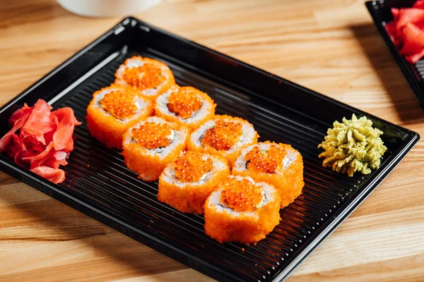 在木制桌子上看寿司卷 在桌子上看新鲜的亚洲菜 — 图库照片