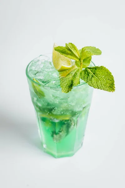 Świeży Koktajl Mojito Szklankach Jasnym Tle Lefami Miętowymi Limonki Koktajl — Zdjęcie stockowe