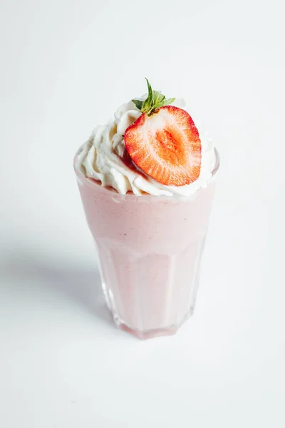 Lunettes Milkshake Fraise Fraîche Boisson Été Shake Avec Tranche Fraise — Photo