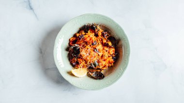 Kase içinde midye olan taze ve lezzetli peynirli spagettiye yakın plan.