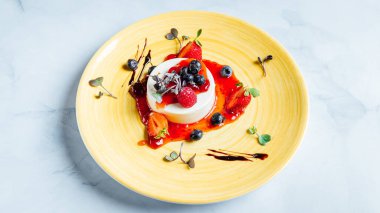 Lezzetli Panna cotta tatlısına yakın tepside çilek reçeli