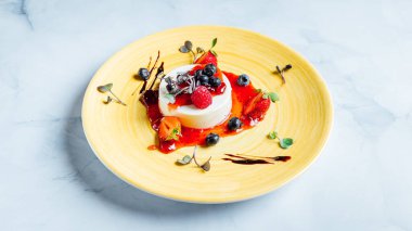 Lezzetli Panna cotta tatlısına yakın tepside çilek reçeli