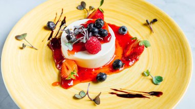 Lezzetli Panna cotta tatlısına yakın tepside çilek reçeli