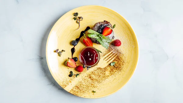 Closeup Van Een Chocolade Muffin Met Een Kom Aardbeienjam Het — Stockfoto