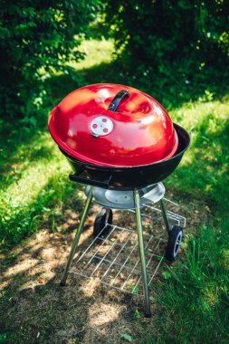 Parkta yeşillikli bir ızgara.