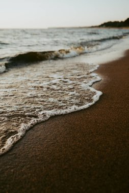 Deniz dalgalarıyla sahilin güzel manzarası