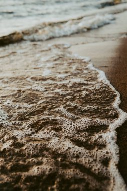 Deniz dalgalarıyla sahilin güzel manzarası