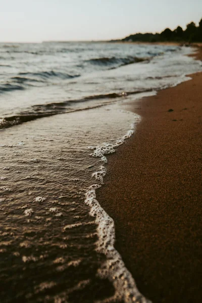 Hermoso Paisaje Playa Con Salpicaduras Olas Marinas —  Fotos de Stock