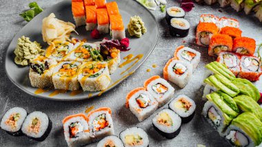 Renkli suşi dürümleri, bightstone masasında Japon suşisi, sebzeli vegan suşisi, suşi dükkanı.