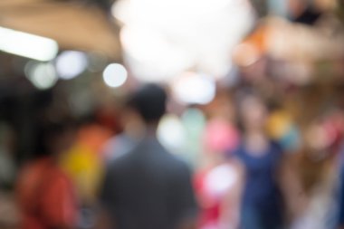 Alışveriş merkezinde yürüyen insanların bulanık görüntü