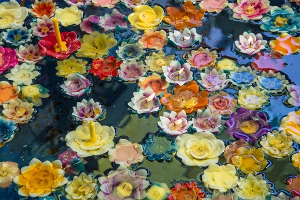 Jabones de flores de colores con vela en el agua —  Fotos de Stock