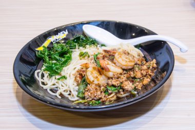 Karides ve domates soslu spagetti, İtalyan mutfağı.