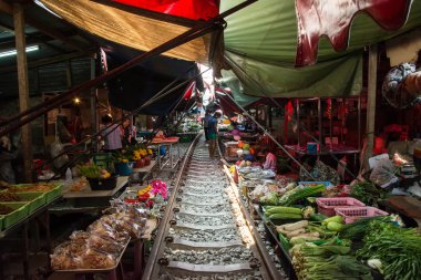 Maeklong, Tayland, 19 Mart Maeklong, Tayland - 19 Aralık: ünlü tren pazarlarda th, 2016, Bangkok, Thailand.Three kez tren çalışır bu tezgahları ile bir gün.