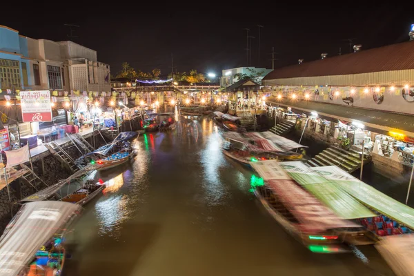 Ampawa drijvende markt, Thailand - 19 maart 2016: Ampawa drijvende markt bij nacht: op Amphwa, Samut Songkhram, Thailand. — Stockfoto