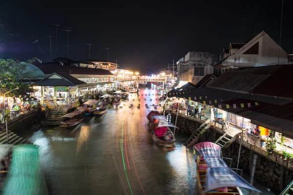 Ampawa schwimmender Markt, Thailand - 19. März 2016: ampawa schwimmender Markt bei Nacht: amphwa, samut songkhram, thailand. — Stockfoto