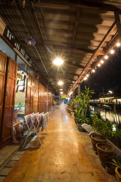 Ampawa Floating Market, Thailand - March 19, 2016: Ampawa floating market at night: at Amphwa, Samut Songkhram, Thailand . — стоковое фото