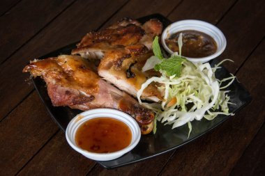 ahşap masa üzerine kavrulmuş tavuk