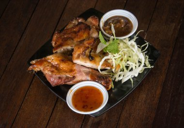 ahşap masa üzerine kavrulmuş tavuk