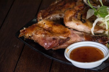 ahşap masa üzerine kavrulmuş tavuk