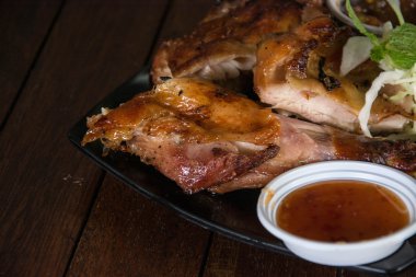 ahşap masa üzerine kavrulmuş tavuk